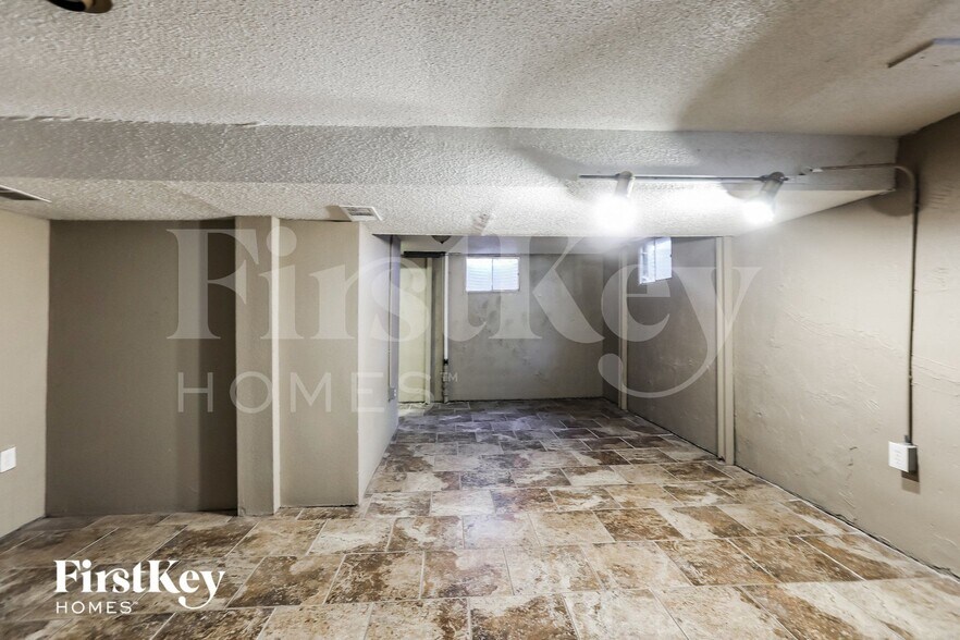 Building Photo - 1909 SW Keystone Dr