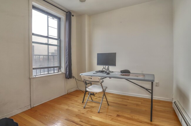 Building Photo - 206 4th St
