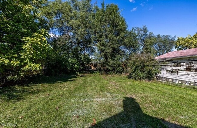 Building Photo - 353 S Maple St