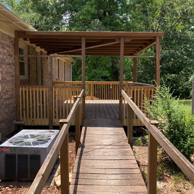 Building Photo - 511 E Parkview Dr