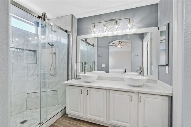 Building Photo - Stunning 3-Bedroom Townhome with Spacious Backyard & Fireplace