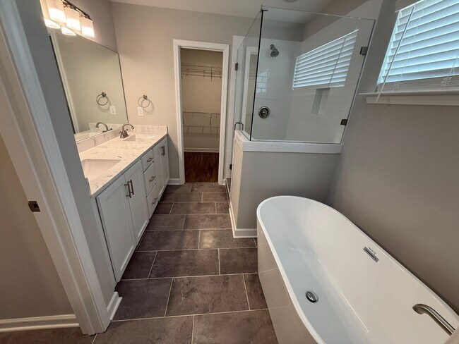 Building Photo - 9679 Bloomington Circle S