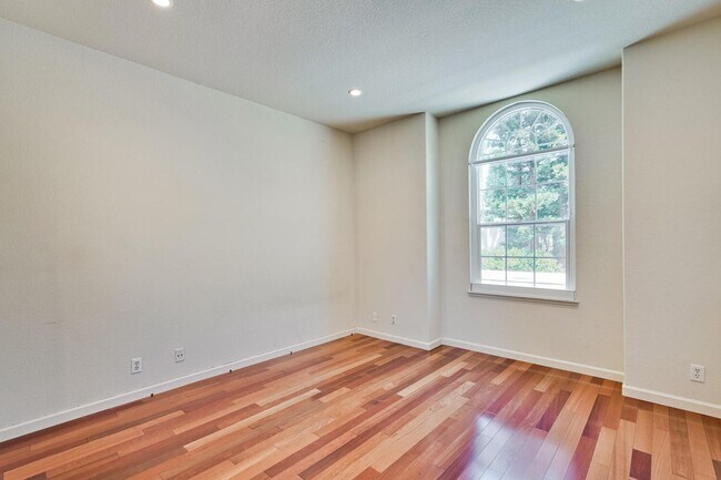 Building Photo - Beautiful and spacious 3 bedroom 2.5 bath ...