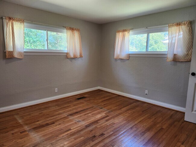 Building Photo - 3 bedroom 2 bath home located in Brainerd TN