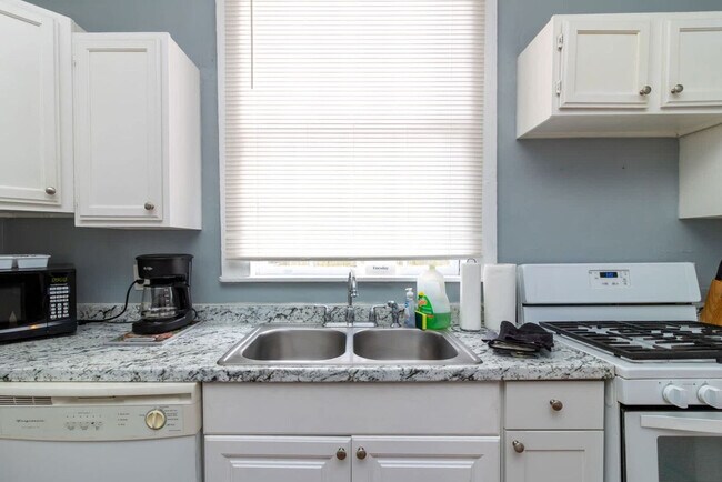 Building Photo - 737 3rd Ave