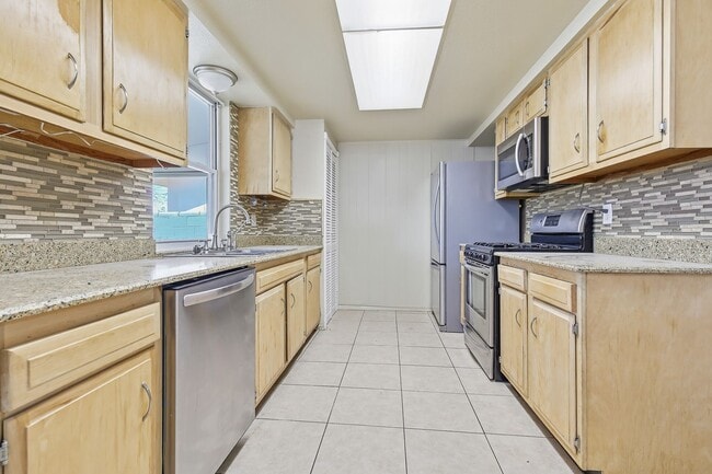 Building Photo - Three Bedroom Home with Bonus Room