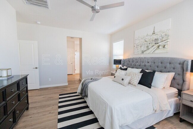 Building Photo - 3726 E Flower St