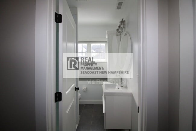 Building Photo - 33 Columbia St