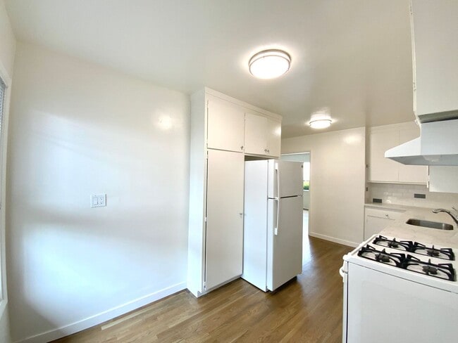 Building Photo - NEWLY RENOVATED Unit, w/ HIGH CEILINGS, Sp...