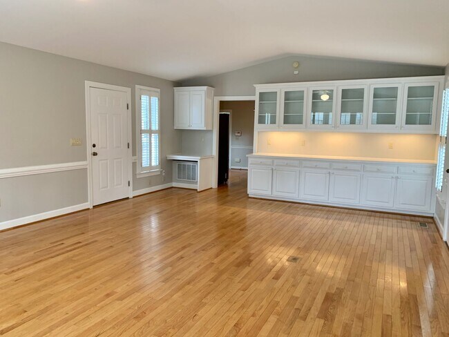 Building Photo - Spacious 4 Bed | 3 Bath Split Level Home i...