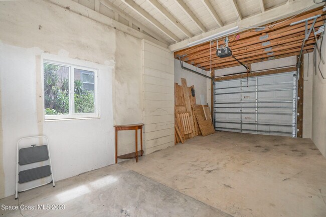 Building Photo - 115 S Indian Cir