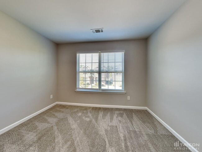 Building Photo - 528 Tulip Ln