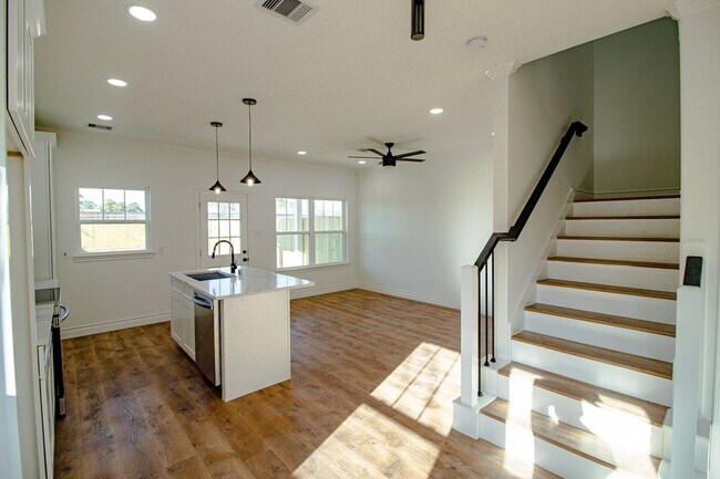 Building Photo - 922 W Austin St