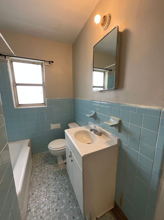 Building Photo - Near High Point University! Three bedroom cottage off University Pkwy in High Point