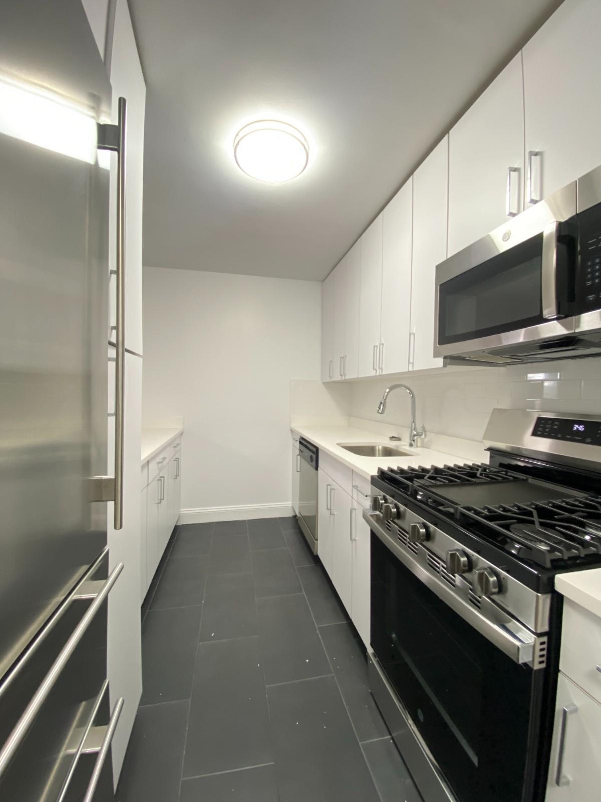Building Photo - 240 E 82nd St