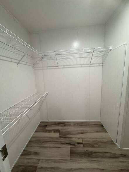 Master Bath has Walk In Closet - 363 Shannon Dr