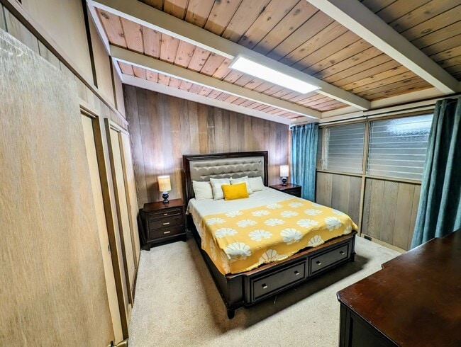 Building Photo - Country living in the City - Huge bonus room, entertainment deck, covered lanai and lots of storage.