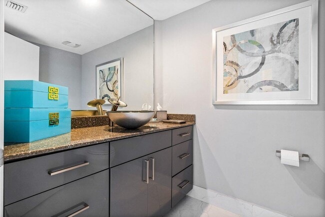 Building Photo - 2640 Lake Shore Dr