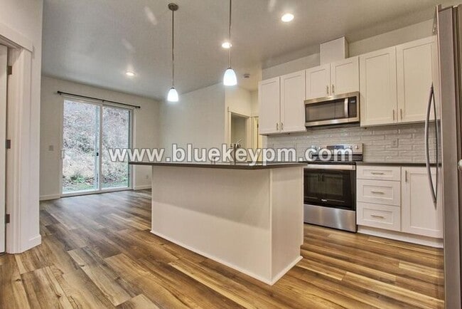 Building Photo - 3 Bed, 2 Bath Home in Woodland with Large Yard