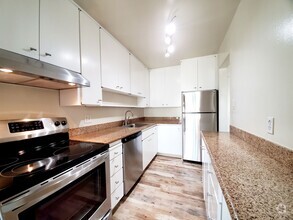 Building Photo - Beautiful, sunny woodlake condo