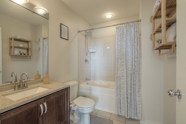 Building Photo - One Bedroom Unit in Wonderful Western Auto Lofts