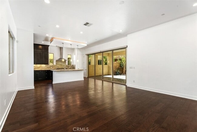 Building Photo - 123 Interval