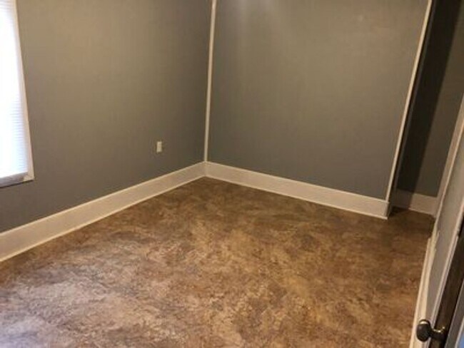 Building Photo - 3 bedroom 2 bath house