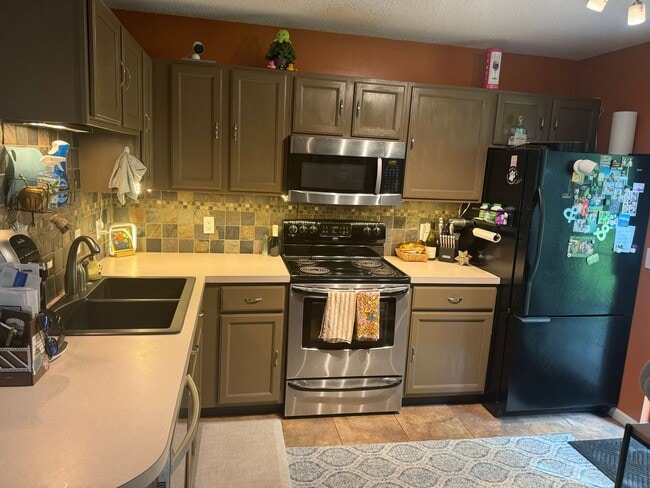 Building Photo - Updated 2 Br / 2 Ba End Unit TH w/ 2-Car G...