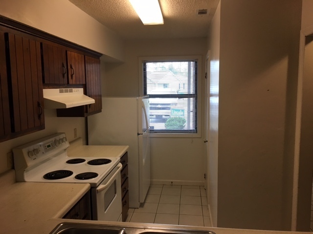 Building Photo - 2 bedroom 2 bath Townhome!