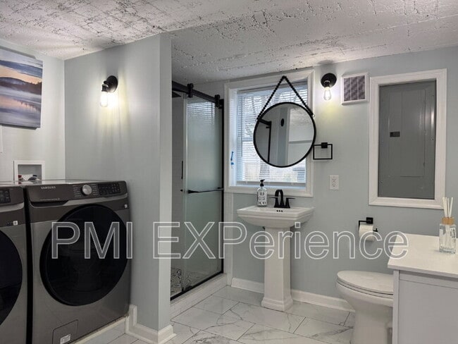 Building Photo - 8203 Comet Dr