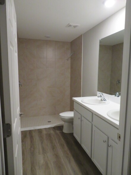 Building Photo - 2605 NE 6th Pl