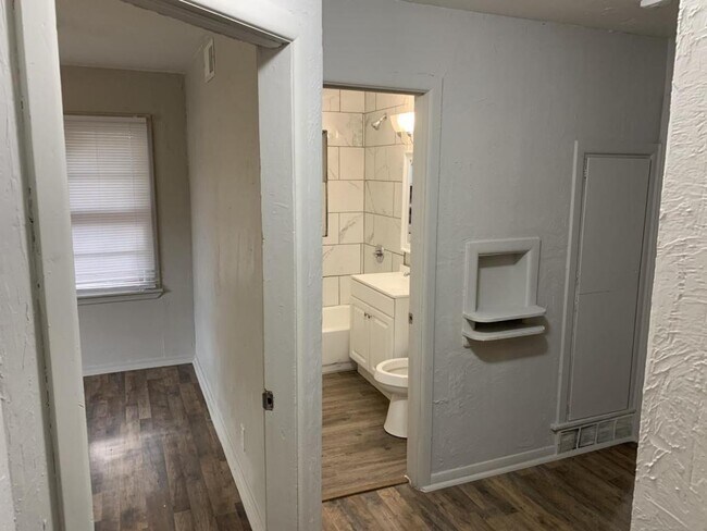 Building Photo - 1540 NE 39th St