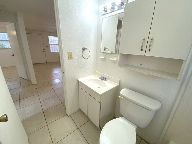 Building Photo - 908 SW 6th Ave