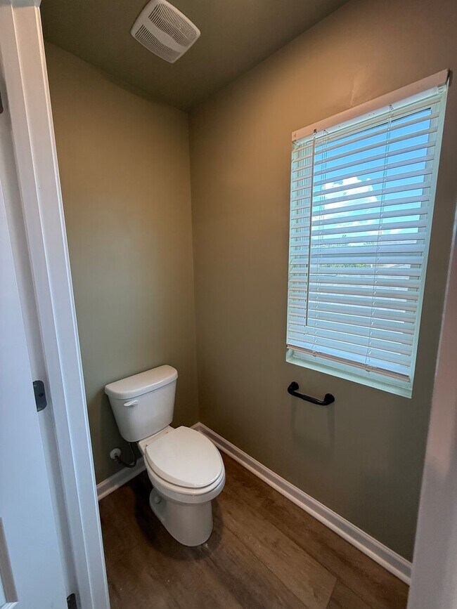 Building Photo - Open concept 4 bed, 2.5 bath home with fen...
