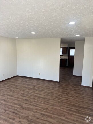 Building Photo - Spacious 3 Bedroom, 1 Bathroom Duplex