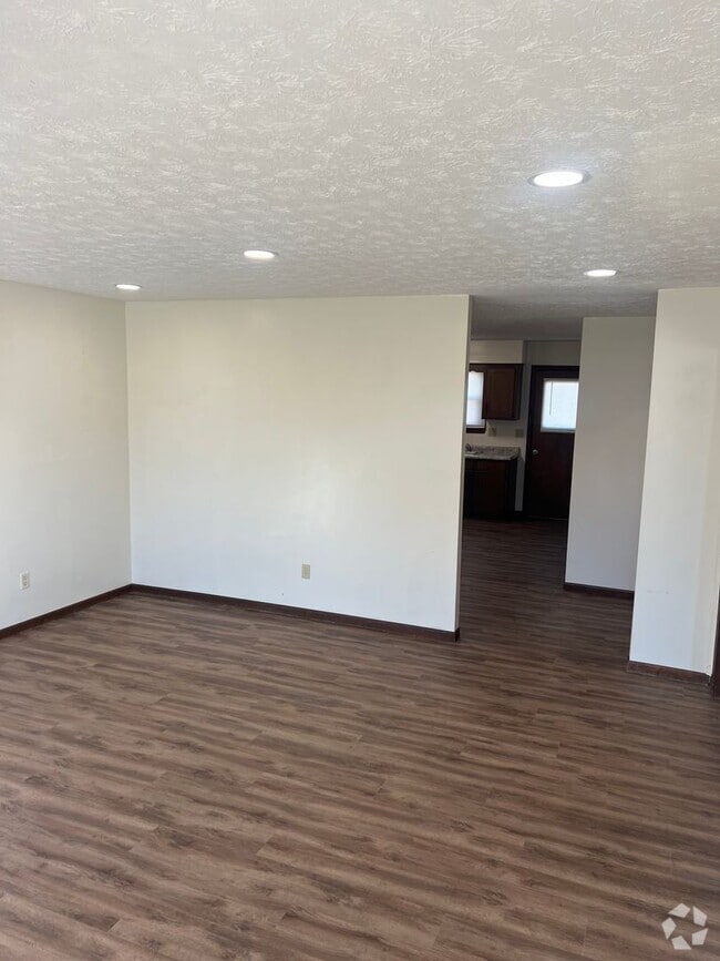 Building Photo - Spacious 3 Bedroom, 1 Bathroom Duplex