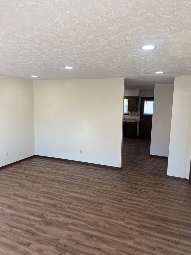 Primary Photo - Spacious 3 Bedroom, 1 Bathroom Duplex