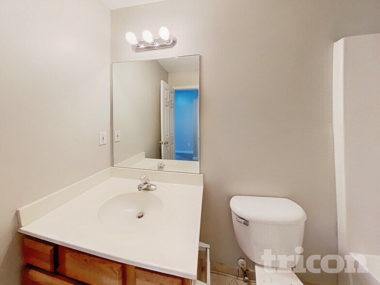 Building Photo - 2143 Oakland Farm Dr