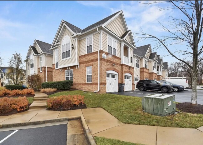 Building Photo - 43865 Hickory Corner Terrace