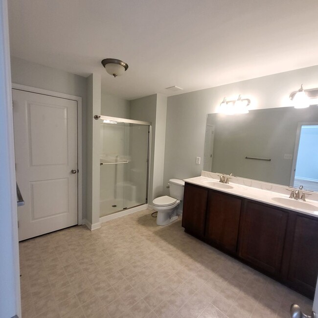 Building Photo - End unit townhome in Newark - 4 bedrooms, ...