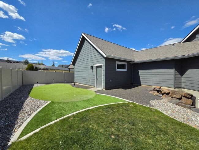 Building Photo - $4,800 - 5 Bed / 3 Bath Custom Built Home w/ Private Sport Court & Golf Green