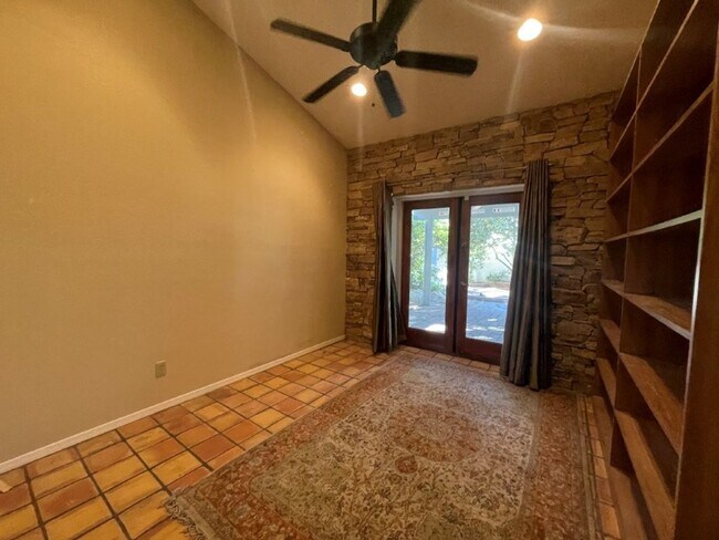 Building Photo - 6049 W Grandview Rd