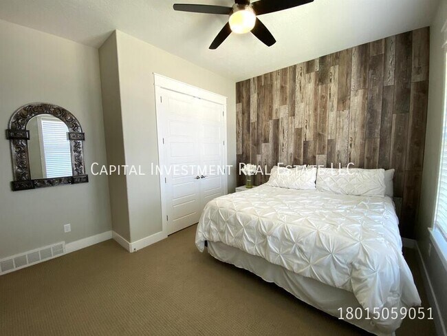 Building Photo - 224 E Pace Ln