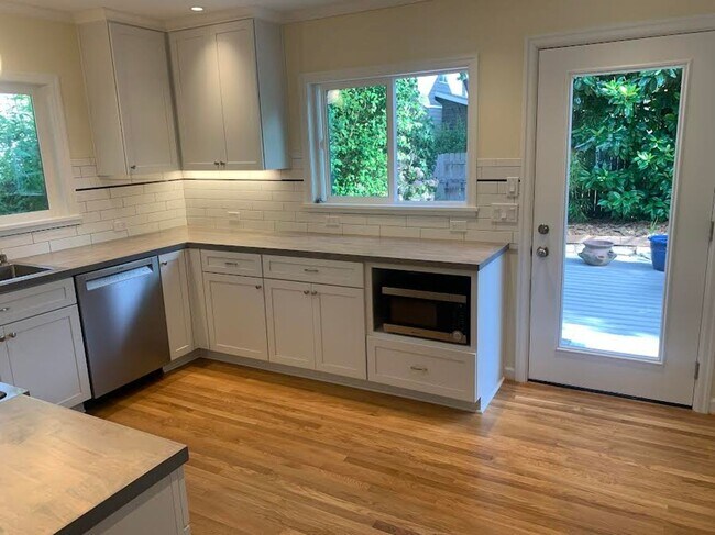 Building Photo - Impecable Remodel of Historic Eastmoreland Gem