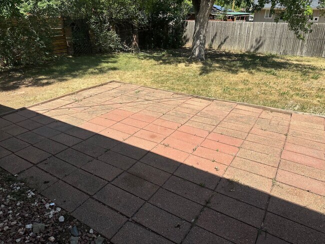 Building Photo - Spacious 3 Bedroom House with Attached Garage and Large Yard!