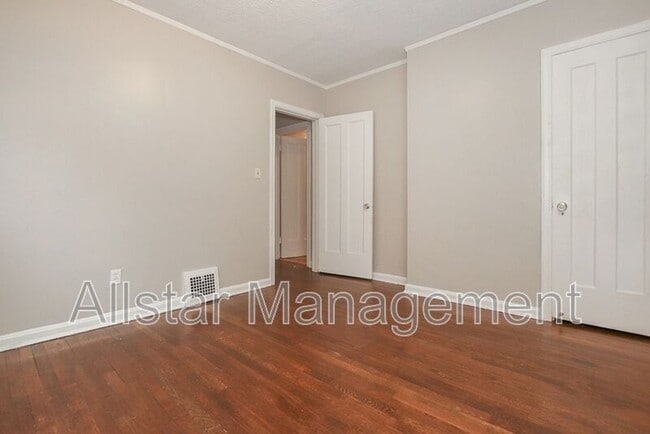 Building Photo - 1533 Genesee Rd