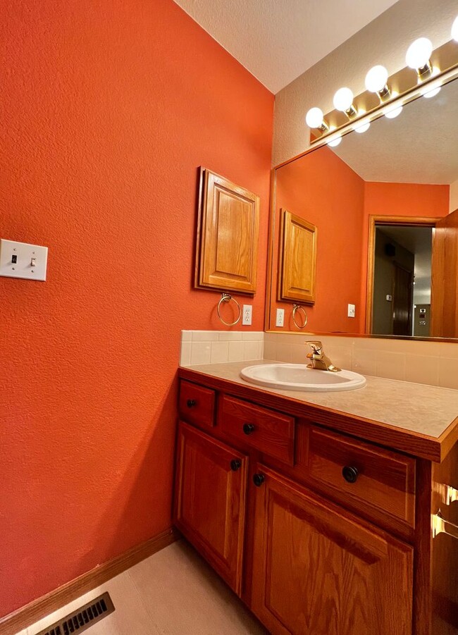 Building Photo - Stunning 4-Bedroom, 4-Bathroom Home in Sou...