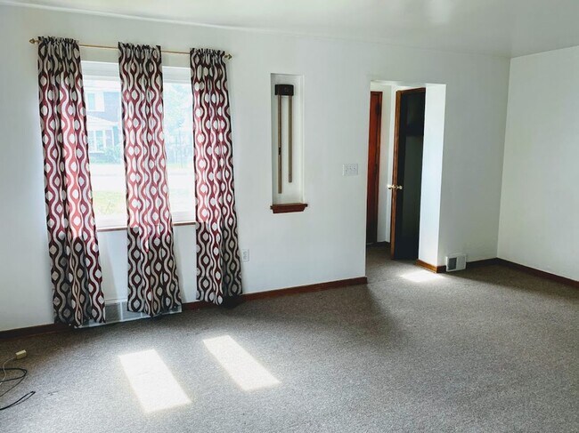 Building Photo - Nice sized Two Bedroom House!