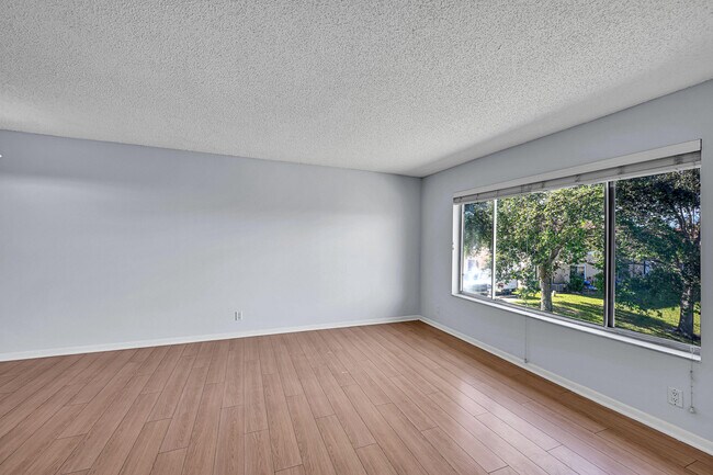 Building Photo - 906 Twin Lakes Dr