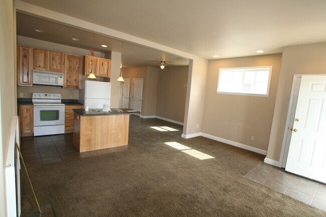 Building Photo - Matheson Way Townhouse